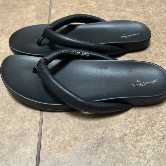 Universal Thread Flip Flops - Picture 2 of 3